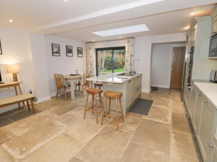 Dazie Cottage in Broadway, Worcestershire. Woodburning stove. Off-road parking.End-terrace. Smart TV