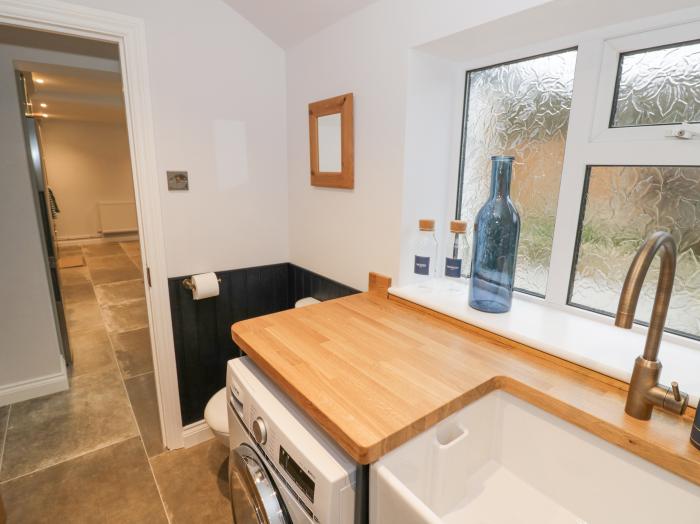 Dazie Cottage in Broadway, Worcestershire. Woodburning stove. Off-road parking.End-terrace. Smart TV