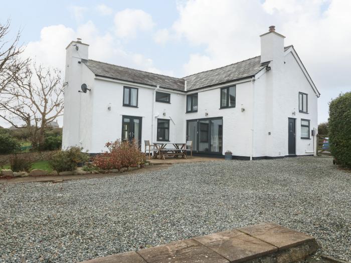 Tan Rallt Trearddur Bay, Sir Ynys Mon. Spacious family home with coastal views. Pet & child friendly