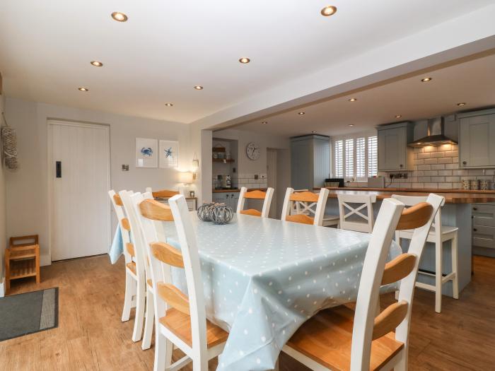 Tan Rallt Trearddur Bay, Sir Ynys Mon. Spacious family home with coastal views. Pet & child friendly