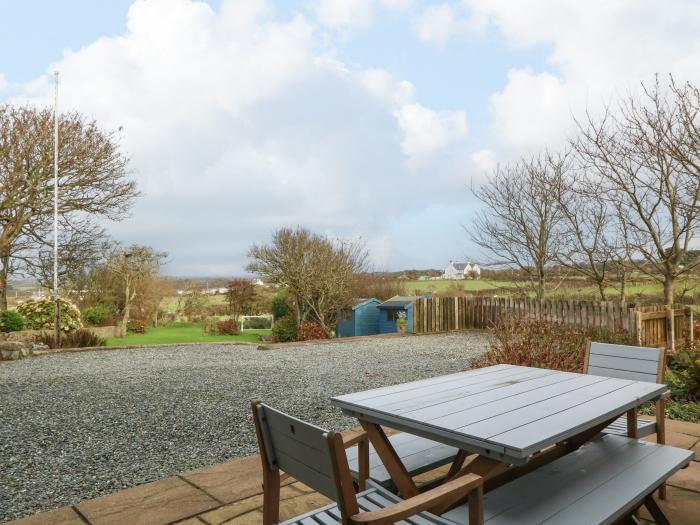 Tan Rallt Trearddur Bay, Sir Ynys Mon. Spacious family home with coastal views. Pet & child friendly