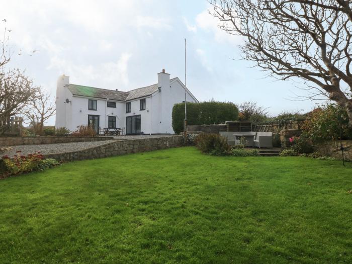 Tan Rallt Trearddur Bay, Sir Ynys Mon. Spacious family home with coastal views. Pet & child friendly