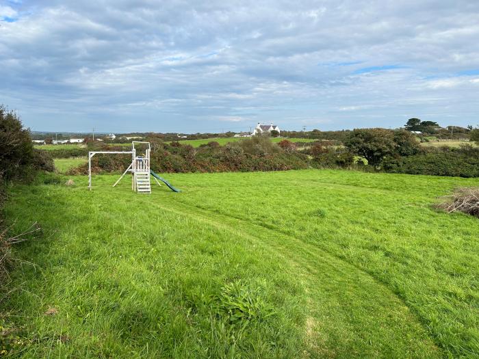 Tan Rallt Trearddur Bay, Sir Ynys Mon. Spacious family home with coastal views. Pet & child friendly