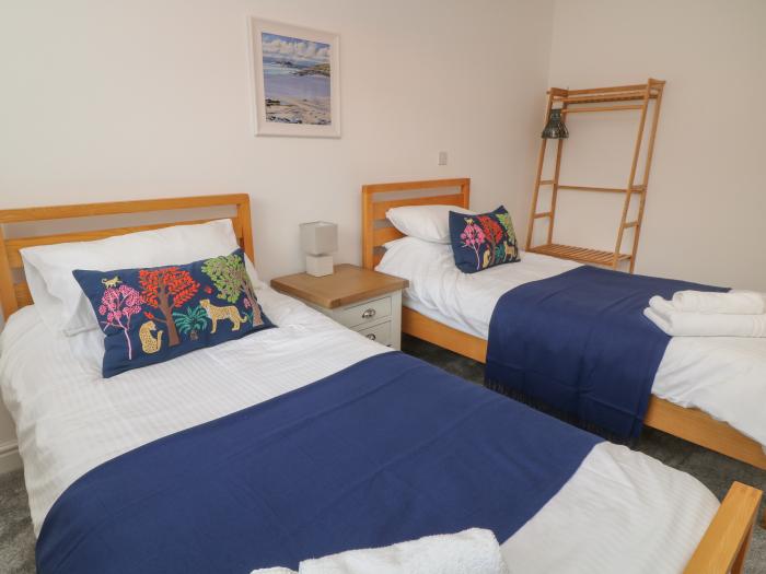 Brewers Cottage, Looe, Cornwall, close to amenities and beach, contemporary, enclosed garden, 3bed,