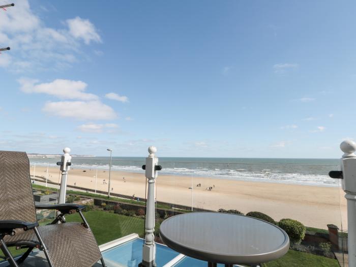 Crystal Cove, Bridlington, North Yorkshire. Close to a beach. Sea views. Pet-friendly. parking for 1