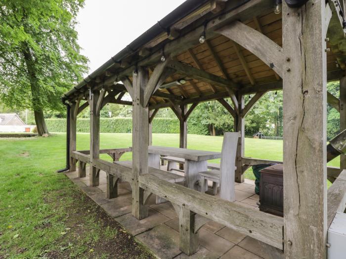 The Hayloft, Westonbirt near Sherston in Gloucestershire. Open-plan. Garden, fire pit, and barbecue.