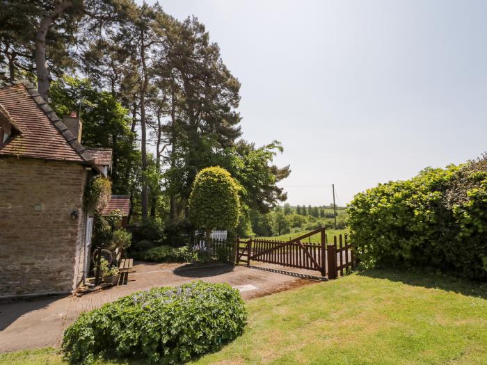 Rock Cottage, in Hatfield, Tenbury Wells, Herefordshire, off-road parking, dog-friendly, woodburner.