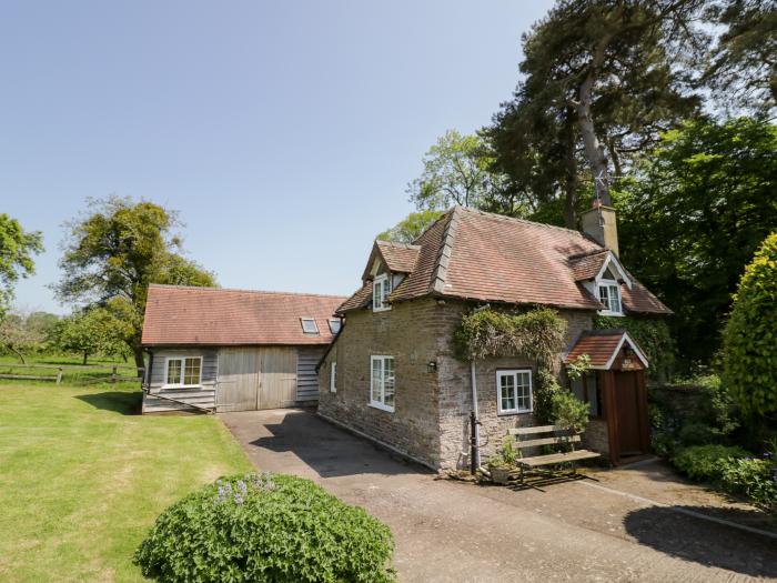 Rock Cottage, in Hatfield, Tenbury Wells, Herefordshire, off-road parking, dog-friendly, woodburner.