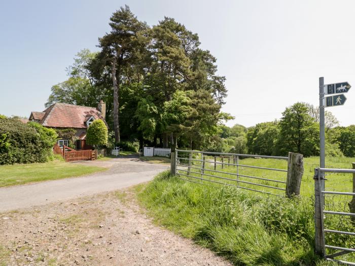 Rock Cottage, in Hatfield, Tenbury Wells, Herefordshire, off-road parking, dog-friendly, woodburner.