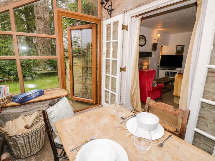 Rock Cottage, in Hatfield, Tenbury Wells, Herefordshire, off-road parking, dog-friendly, woodburner.