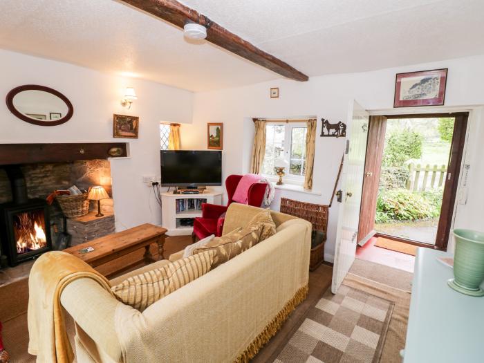 Rock Cottage, in Hatfield, Tenbury Wells, Herefordshire, off-road parking, dog-friendly, woodburner.