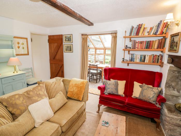 Rock Cottage, in Hatfield, Tenbury Wells, Herefordshire, off-road parking, dog-friendly, woodburner.