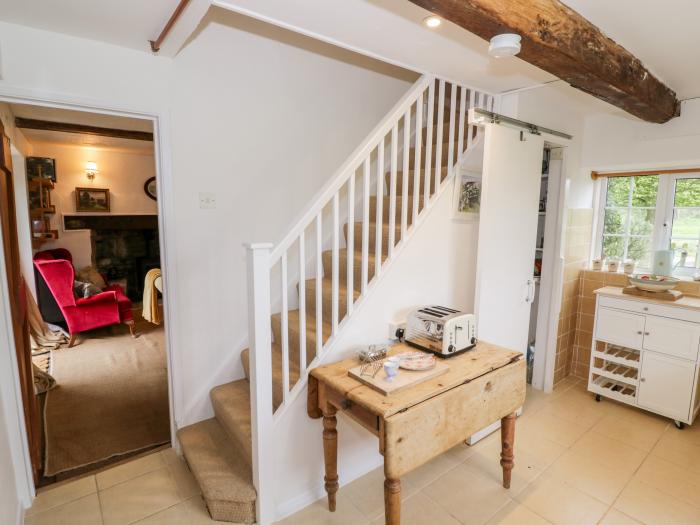 Rock Cottage, in Hatfield, Tenbury Wells, Herefordshire, off-road parking, dog-friendly, woodburner.