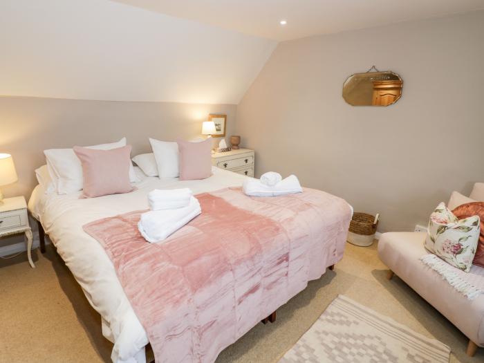 Rock Cottage, in Hatfield, Tenbury Wells, Herefordshire, off-road parking, dog-friendly, woodburner.