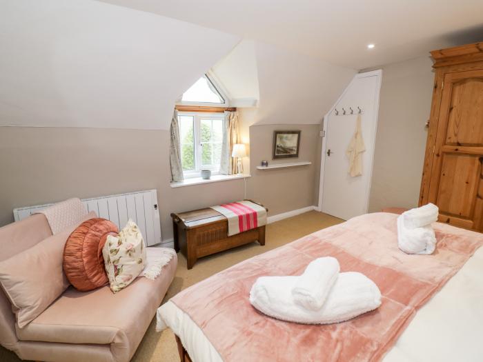 Rock Cottage, in Hatfield, Tenbury Wells, Herefordshire, off-road parking, dog-friendly, woodburner.