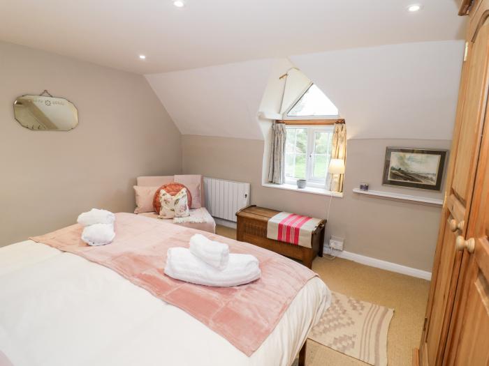 Rock Cottage, in Hatfield, Tenbury Wells, Herefordshire, off-road parking, dog-friendly, woodburner.