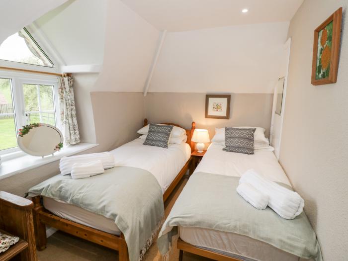 Rock Cottage, in Hatfield, Tenbury Wells, Herefordshire, off-road parking, dog-friendly, woodburner.