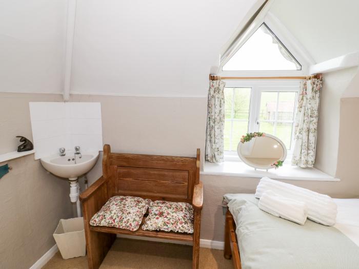 Rock Cottage, in Hatfield, Tenbury Wells, Herefordshire, off-road parking, dog-friendly, woodburner.