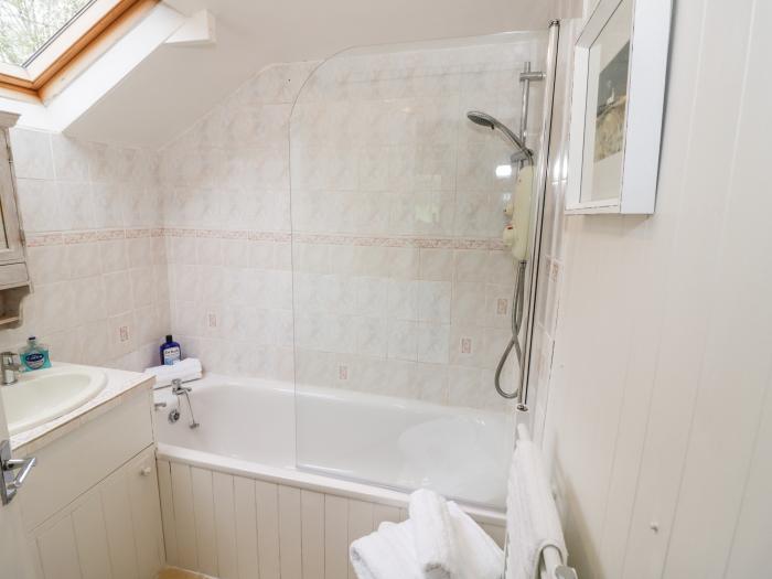 Rock Cottage, in Hatfield, Tenbury Wells, Herefordshire, off-road parking, dog-friendly, woodburner.