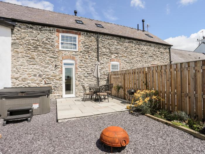 The Forge in Bryngwran near Rhosneigr Anglesey. Off-road parking. Dog-friendly. Smart TV. Woodburner