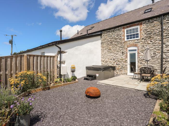 The Forge in Bryngwran near Rhosneigr Anglesey. Off-road parking. Dog-friendly. Smart TV. Woodburner