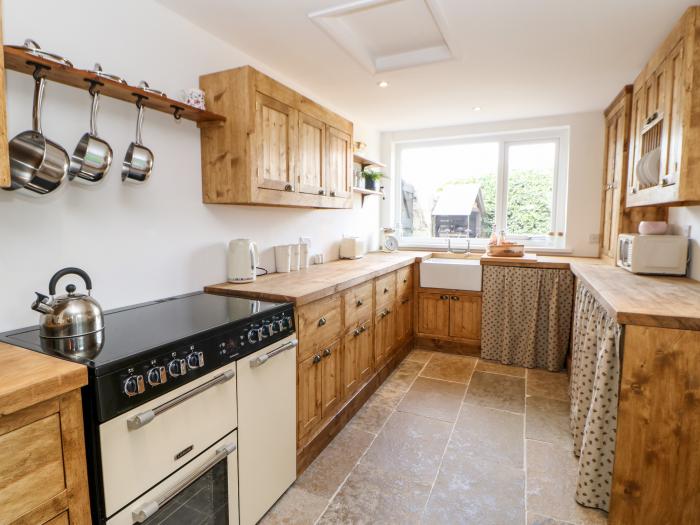 Dale Cottage, Ingleton, County Durham. Countryside views. Woodburning stove. Pet-friendly. Open-plan