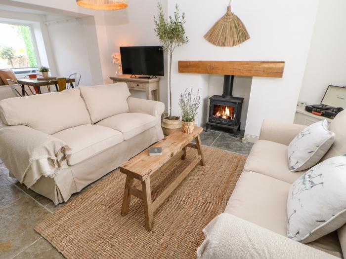 Dale Cottage, Ingleton, County Durham. Countryside views. Woodburning stove. Pet-friendly. Open-plan