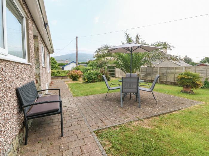 Sarnlys, in Nefyn, North Wales. Smart TV. Woodburning stove. Off-road parking. Close to beach. WiFi.