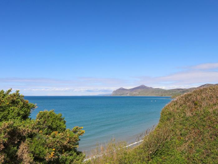 Sarnlys, in Nefyn, North Wales. Smart TV. Woodburning stove. Off-road parking. Close to beach. WiFi.