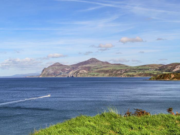 Sarnlys, in Nefyn, North Wales. Smart TV. Woodburning stove. Off-road parking. Close to beach. WiFi.