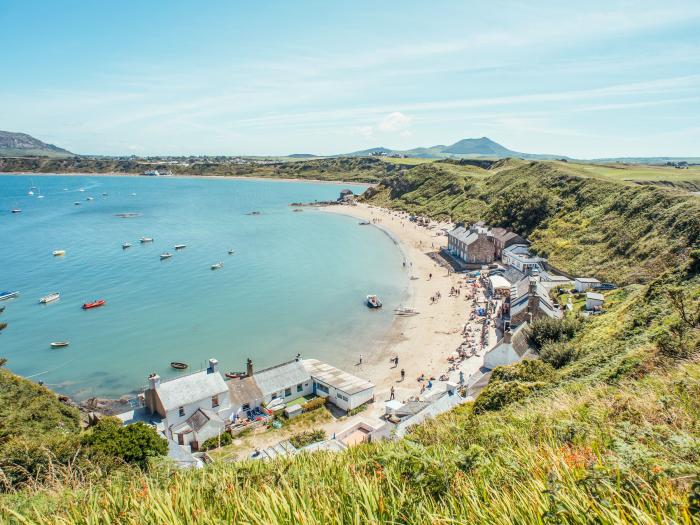 Sarnlys, in Nefyn, North Wales. Smart TV. Woodburning stove. Off-road parking. Close to beach. WiFi.