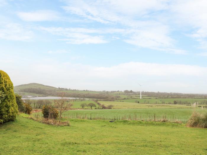 Sarnlys, in Nefyn, North Wales. Smart TV. Woodburning stove. Off-road parking. Close to beach. WiFi.