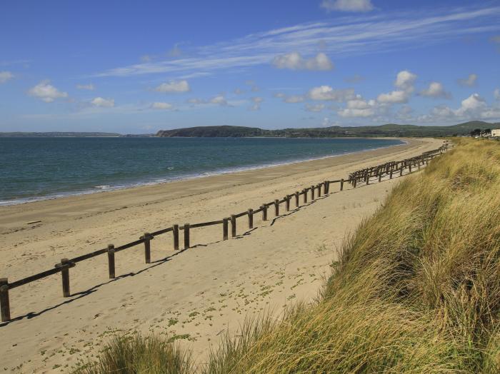 Sarnlys, in Nefyn, North Wales. Smart TV. Woodburning stove. Off-road parking. Close to beach. WiFi.