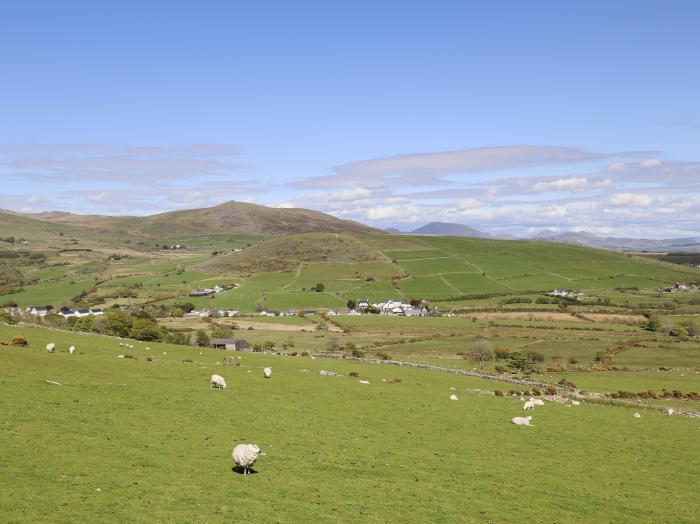 Sarnlys, in Nefyn, North Wales. Smart TV. Woodburning stove. Off-road parking. Close to beach. WiFi.