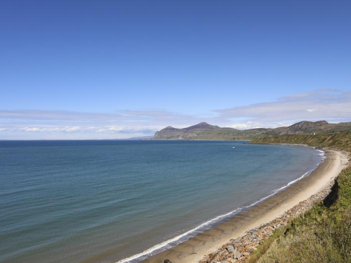 Sarnlys, in Nefyn, North Wales. Smart TV. Woodburning stove. Off-road parking. Close to beach. WiFi.