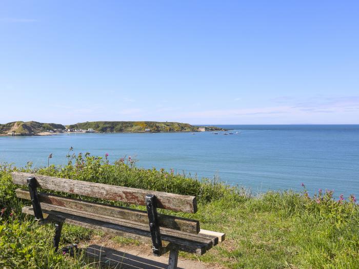 Sarnlys, in Nefyn, North Wales. Smart TV. Woodburning stove. Off-road parking. Close to beach. WiFi.