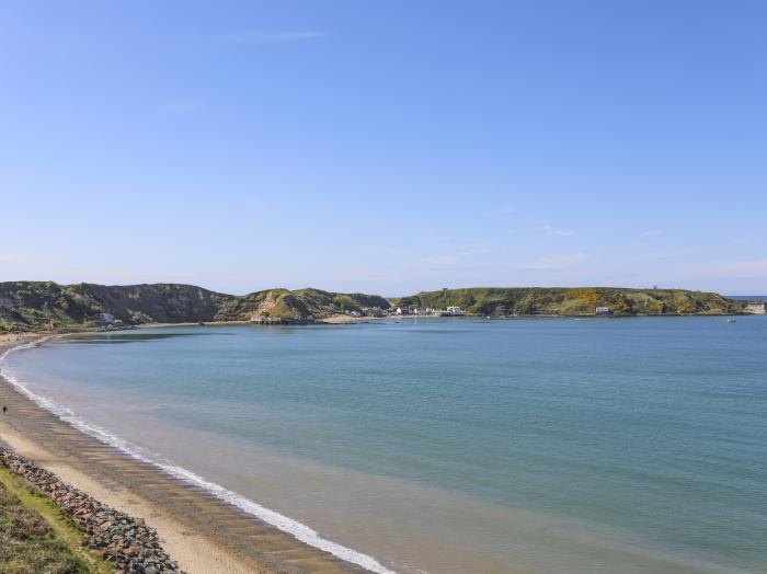 Sarnlys, in Nefyn, North Wales. Smart TV. Woodburning stove. Off-road parking. Close to beach. WiFi.