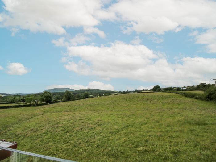 Mossy Lodge is near Minsterley, in Shropshire. Two-bedroom home with a pet-friendly, enclosed garden