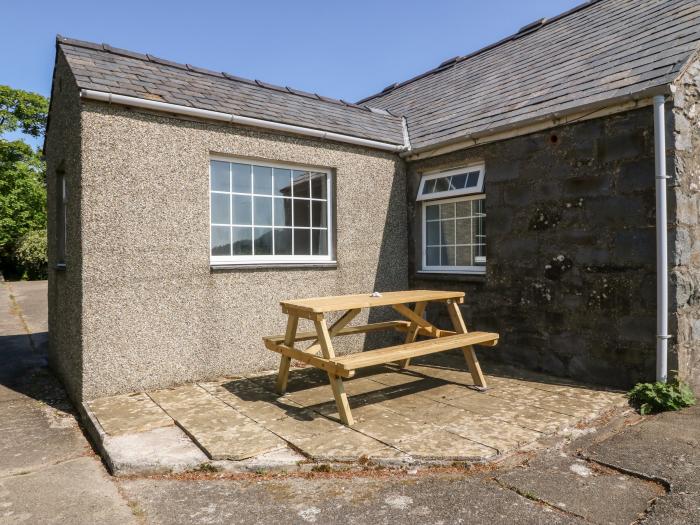 Bwthyn, Criccieth, Gwynedd, North Wales. Near a National Park. Close to beach. Family. Dog-friendly.