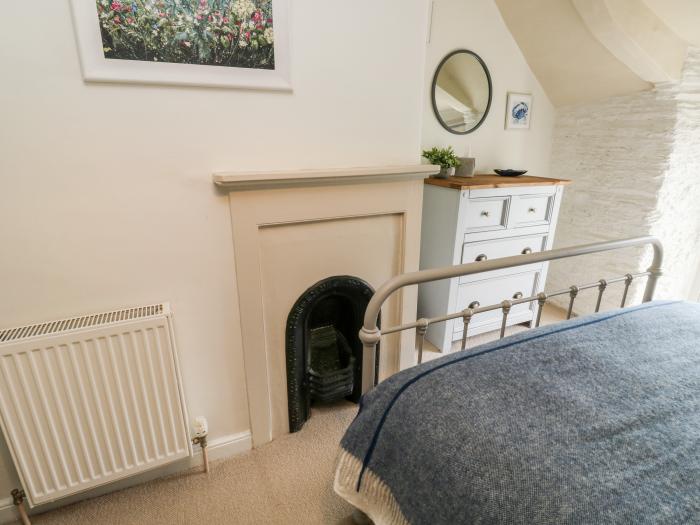 Alexander's Cottage is in Frogmore, Devon. Three-bedroom home near amenities and beach. Pet-friendly