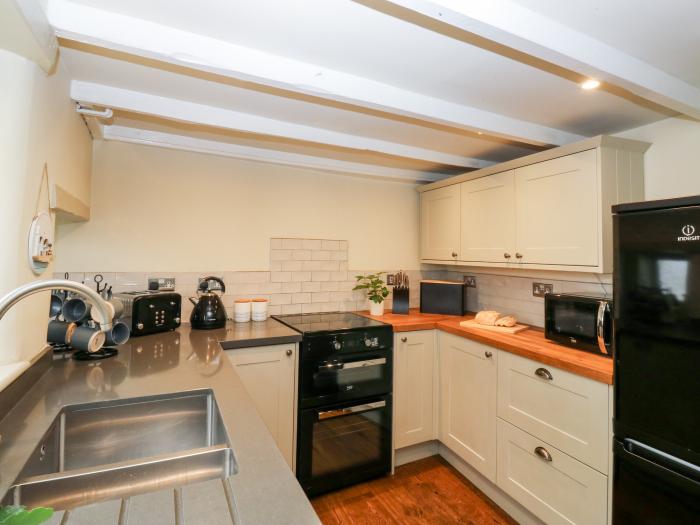 Alexander's Cottage is in Frogmore, Devon. Three-bedroom home near amenities and beach. Pet-friendly