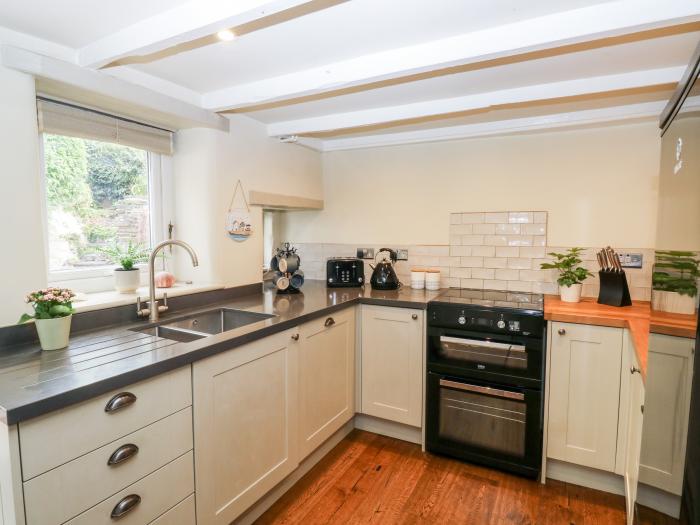 Alexander's Cottage is in Frogmore, Devon. Three-bedroom home near amenities and beach. Pet-friendly