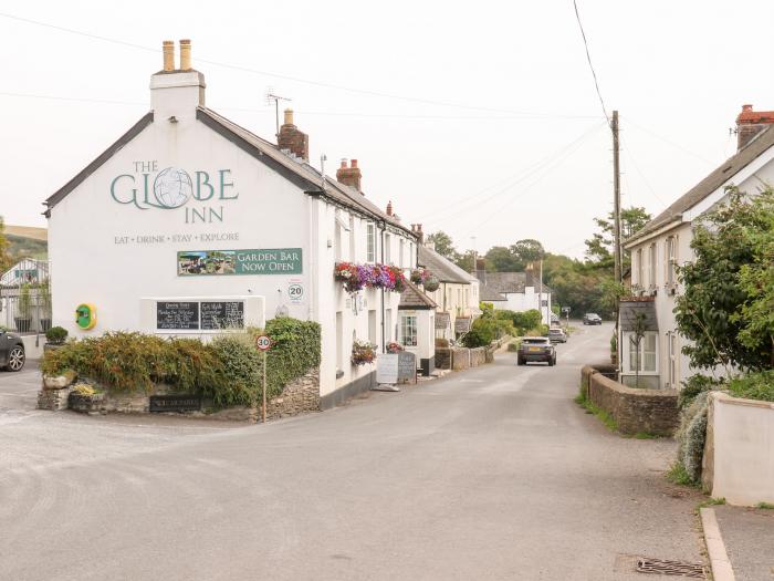 Alexander's Cottage is in Frogmore, Devon. Three-bedroom home near amenities and beach. Pet-friendly