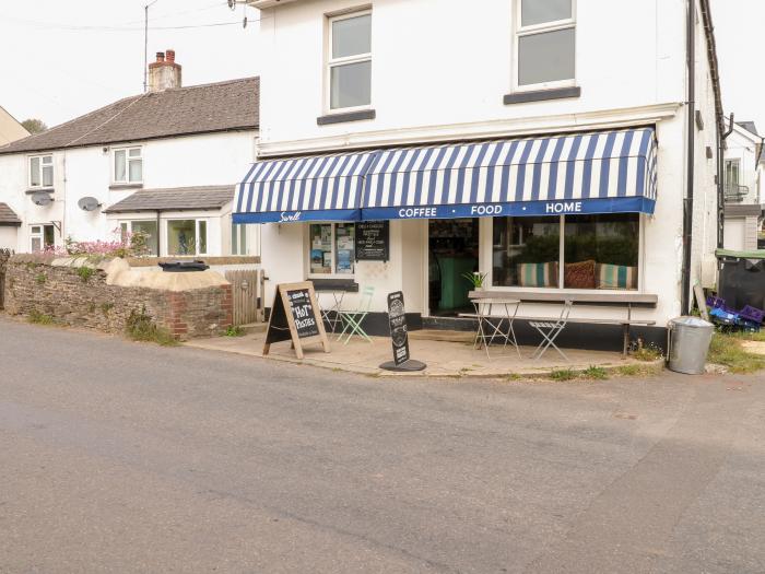 Alexander's Cottage is in Frogmore, Devon. Three-bedroom home near amenities and beach. Pet-friendly