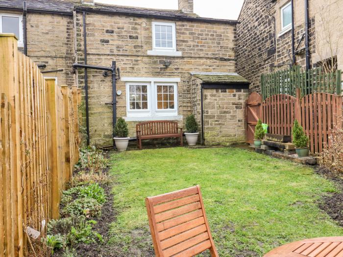 Cherry Tree Cottage, Harden, West Yorkshire, close to a pub. pet-friendly off-road parking for 1 car