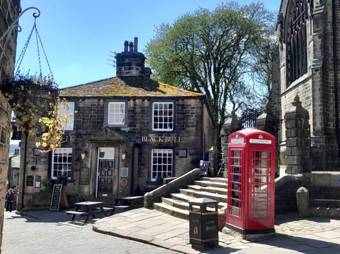 Cherry Tree Cottage, Harden, West Yorkshire, close to a pub. pet-friendly off-road parking for 1 car