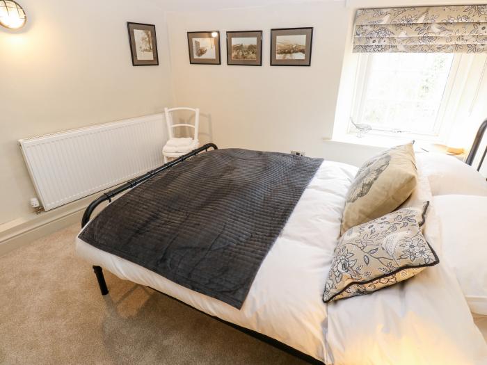 Cherry Tree Cottage, Harden, West Yorkshire, close to a pub. pet-friendly off-road parking for 1 car