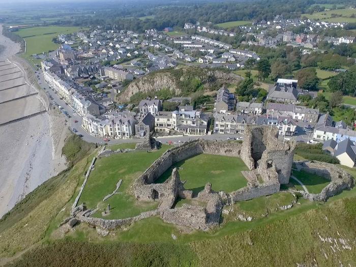 Menuchah, Criccieth