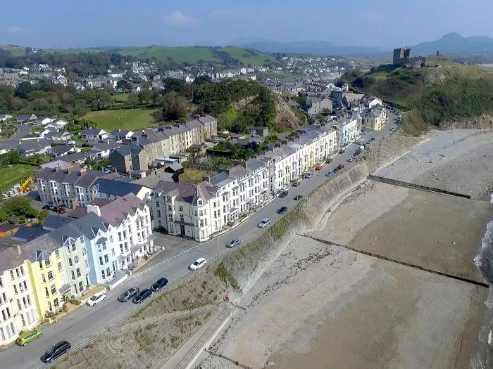 Menuchah, Criccieth