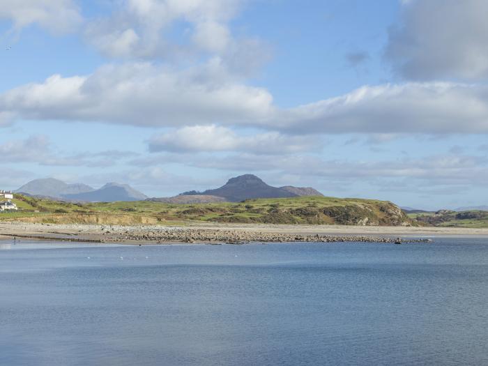 Menuchah, Criccieth